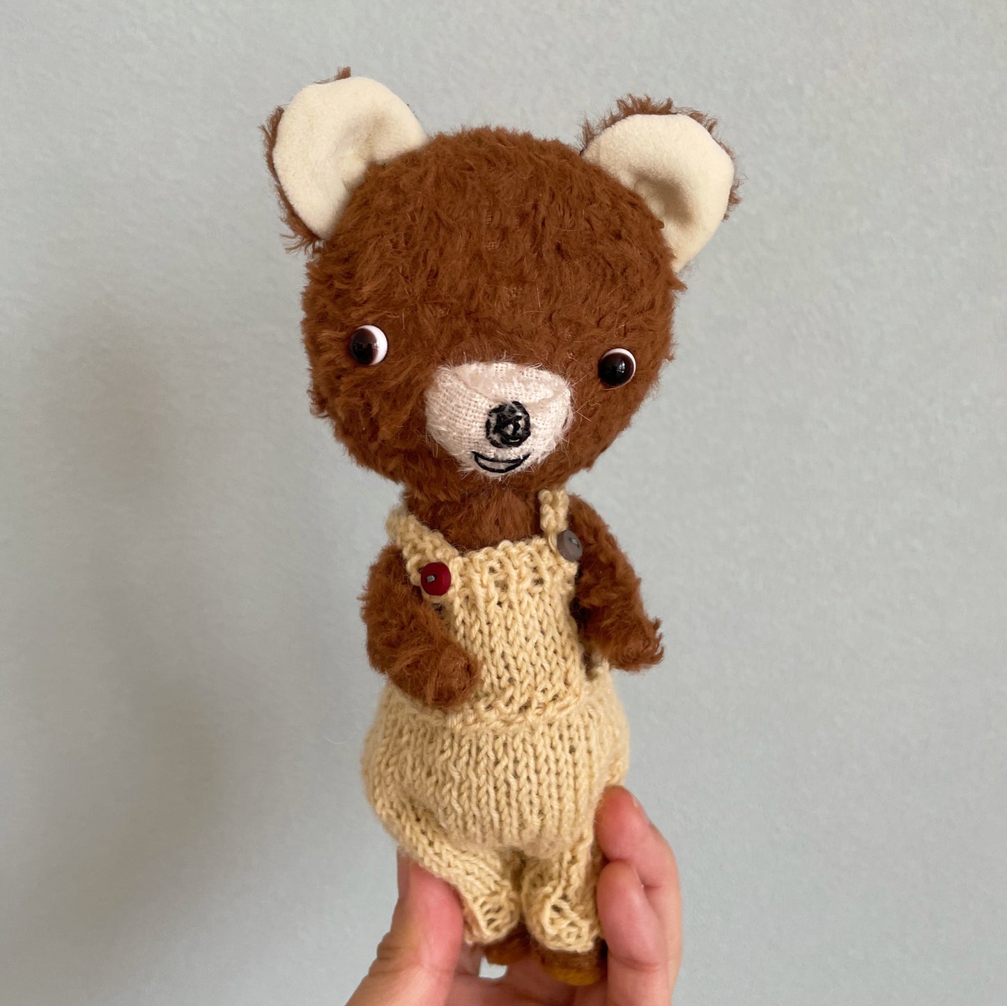 毛糸のサロペットを着た茶色のくまちゃん　Brown Bear in woolen salopettes