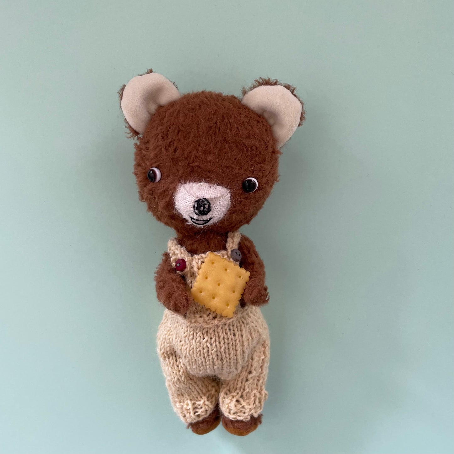 毛糸のサロペットを着た茶色のくまちゃん　Brown Bear in woolen salopettes