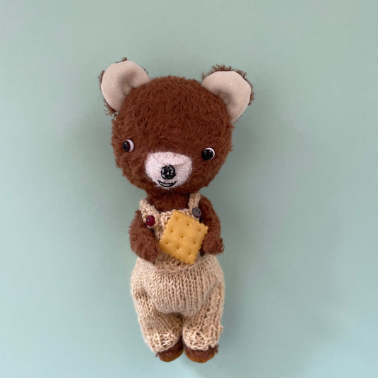 毛糸のサロペットを着た茶色のくまちゃん　Brown Bear in woolen salopettes